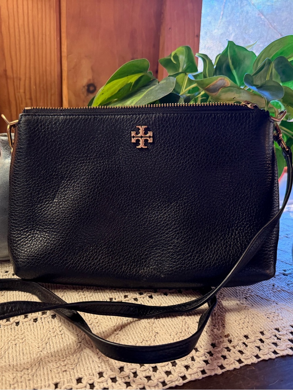 Tory Burch Black Pebbled Leather Crossbody with Gold Logo - Picture 2 of 5